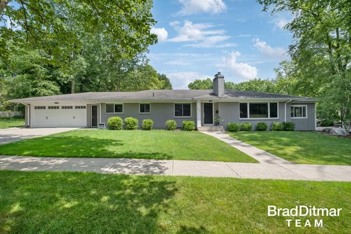 1350 Lake Grove Avenue SE, East Grand Rapids, MI 49506