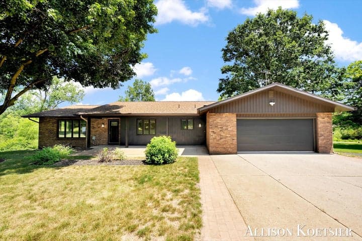 3890 Walker Avenue NW, Grand Rapids, MI 49544
