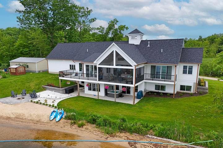 17463 E Suwanee Trail, Howard City, MI 49329