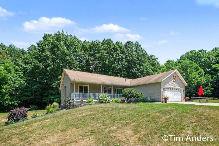 3455 Northkent Pine Drive, Kent City, MI 49330