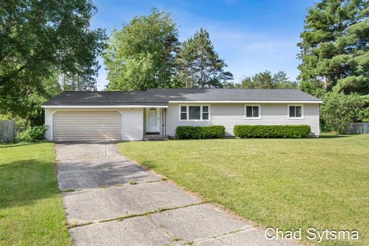 1643 Stonewood Drive SE, Lowell, MI 49331
