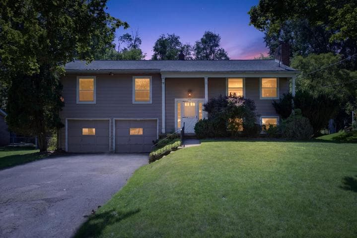 2130 Creglow Drive, Jackson, MI 49203
