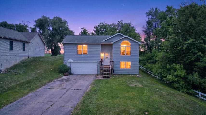 10501 Loughrea Lane, Cement City, MI 49233