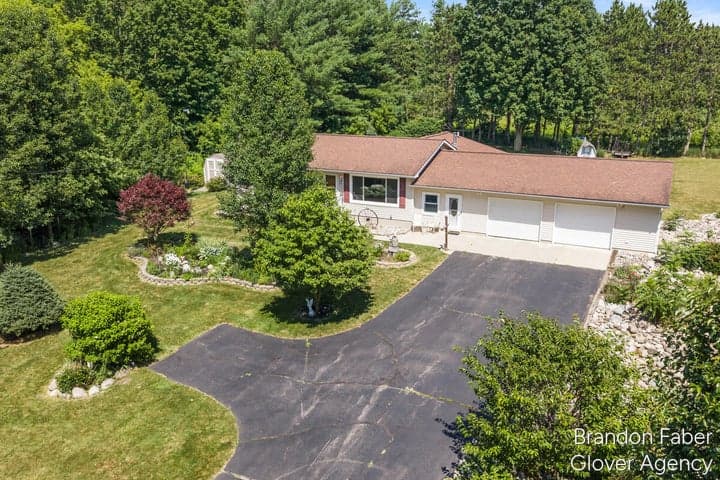 6660 Vinton Avenue NW, Comstock Park, MI 49321