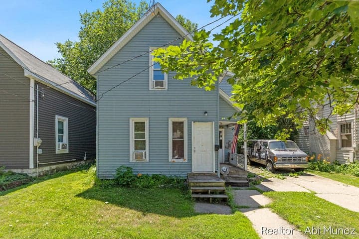 238 Travis Street NE, Grand Rapids, MI 49505