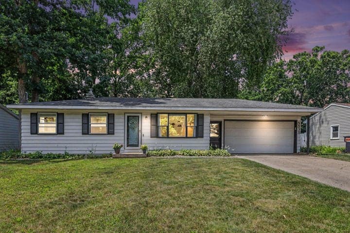 5535 Pinebrook Avenue SE, Kentwood, MI 49548