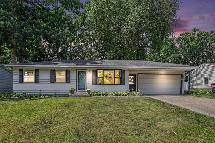 5535 Pinebrook Avenue SE, Kentwood, MI 49548