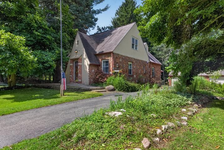 1320 Warren Avenue, Jackson, MI 49203
