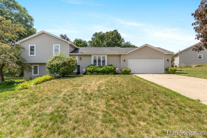 1421 Hollow Ridge Drive NE, Rockford, MI 49341