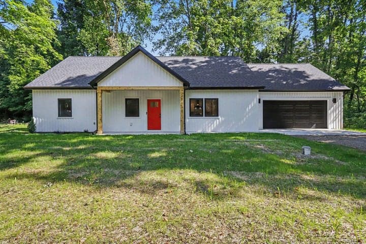 20160 Parkway Avenue, Three Rivers, MI 49093