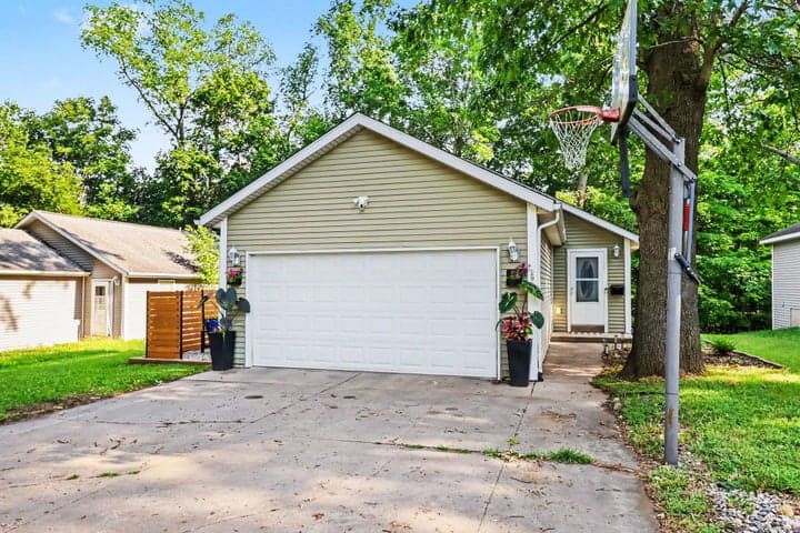 2909 Parkview Avenue, Kalamazoo, MI 49008