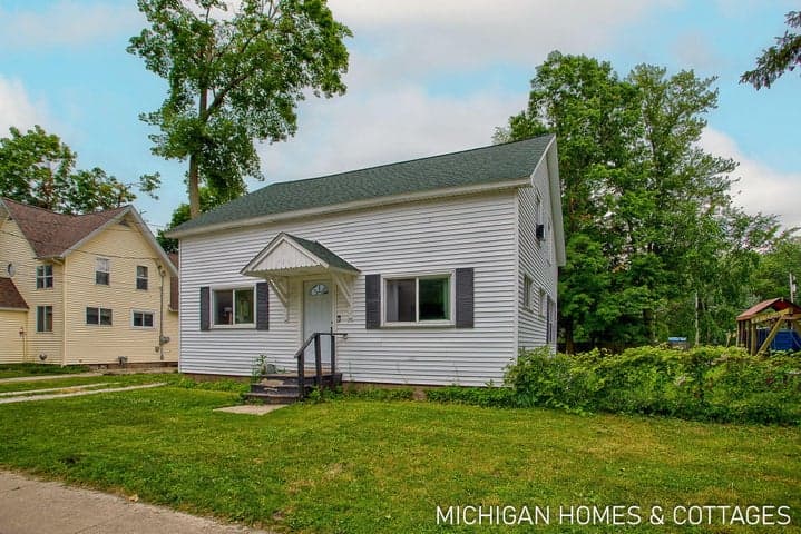 752 Jordan Lake Avenue, Lake Odessa, MI 48849