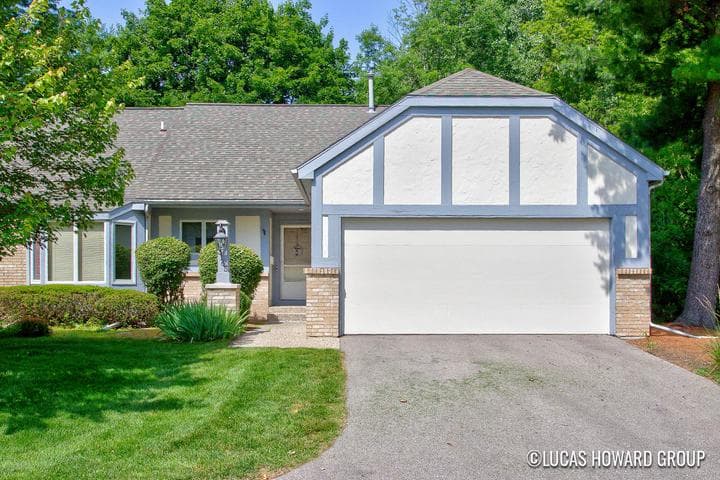 3165 E Maple Villa Drive SE, Grand Rapids, MI 49508