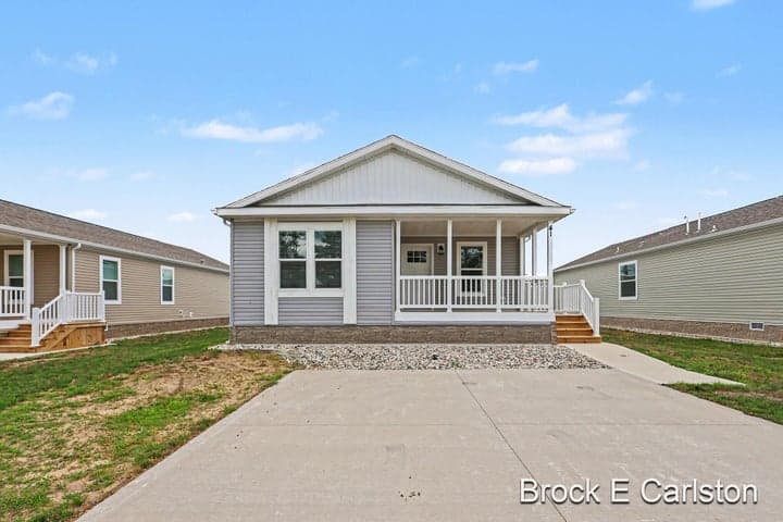 1283 E Ellis Road 41, Norton Shores, MI 49441
