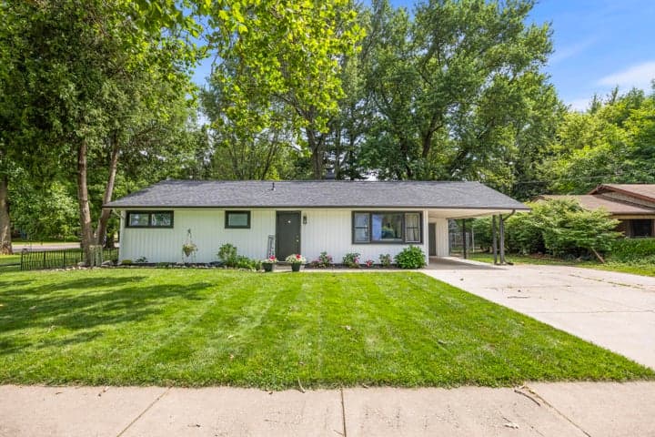 113 W Hughes Street, Marshall, MI 49068