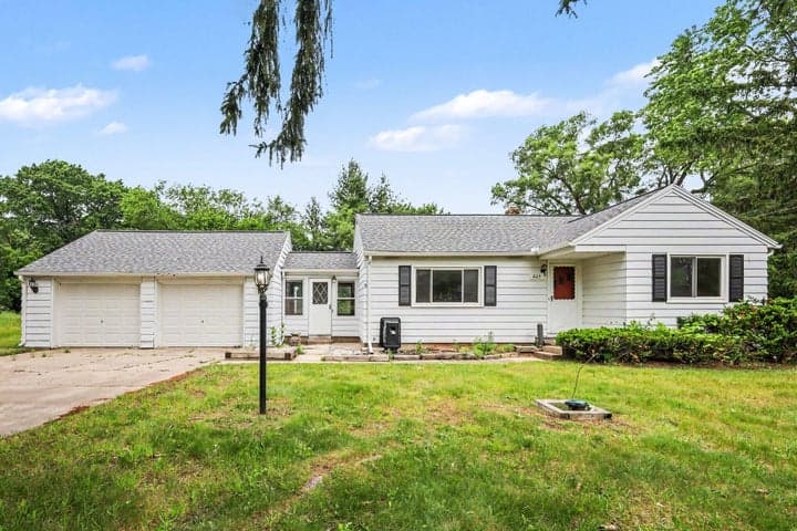 665 4 Mile Road NW, Comstock Park, MI 49321