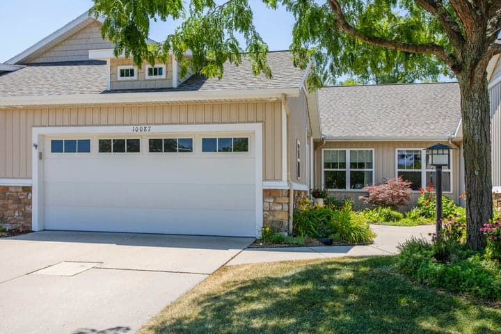 10087 S Crossroad Circle SE 12, Caledonia, MI 49316