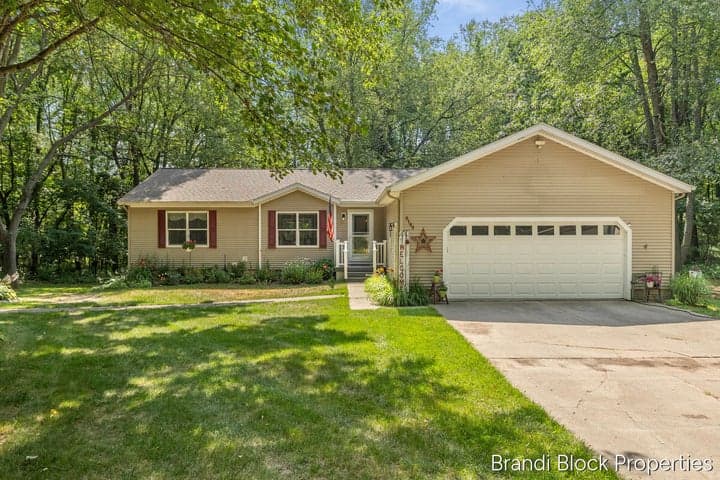 6189 Tanglewood Drive, Lowell, MI 49331