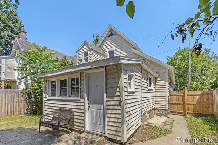 927 Davis Avenue NW, Grand Rapids, MI 49504