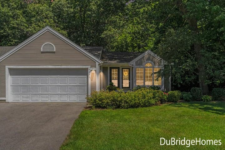 4256 Valley Hollow Drive NE, Grand Rapids, MI 49525