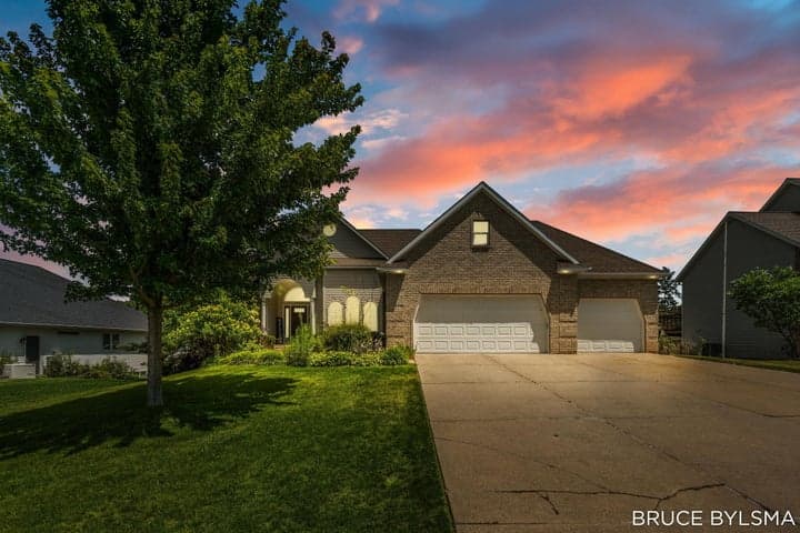 6100 Sunningdale Drive, Hudsonville, MI 49426