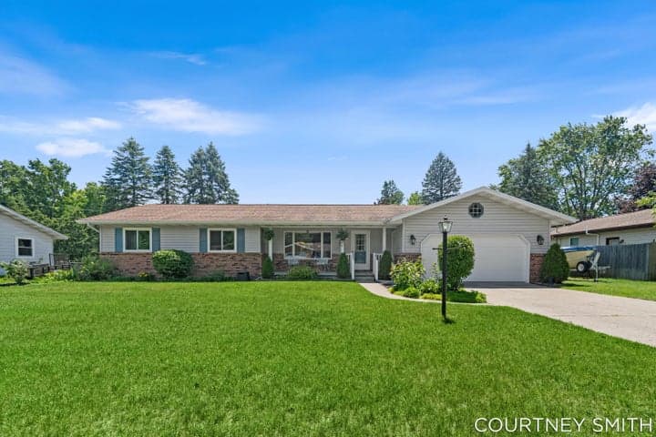 672 Birchwood Court SE, Lowell, MI 49331
