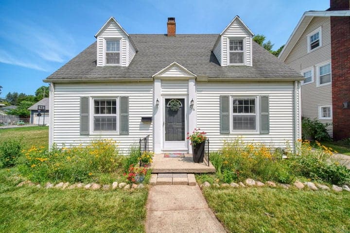 716 Woodfield Drive, Jackson, MI 49203