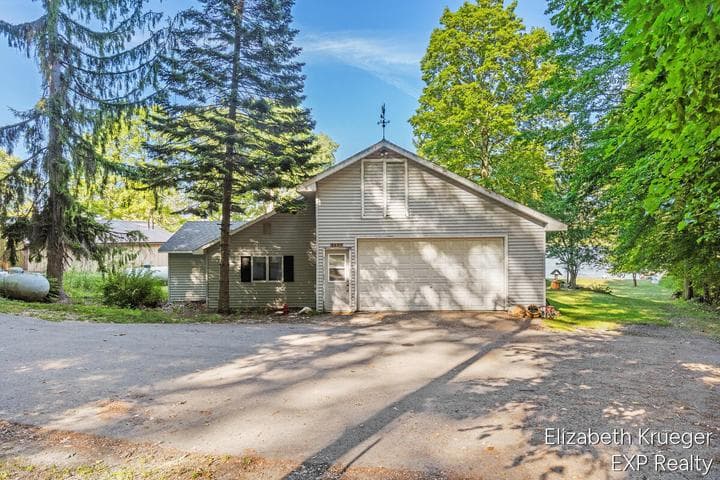 5594 Maple Street, Newaygo, MI 49337