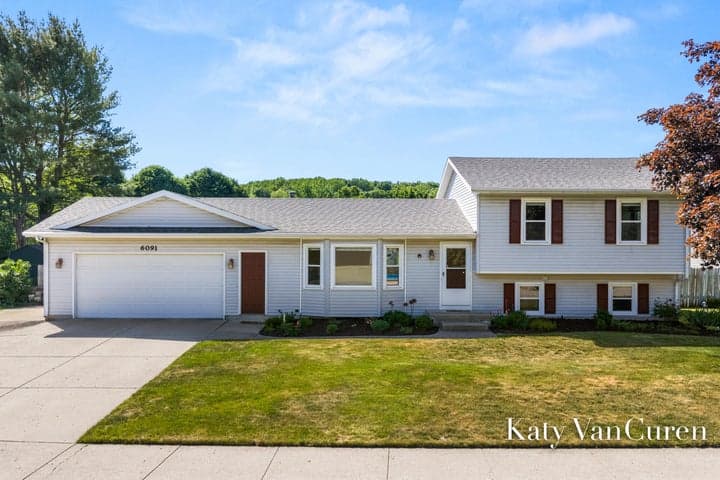 6091 Rogue River Meadows Drive NE, Belmont, MI 49306