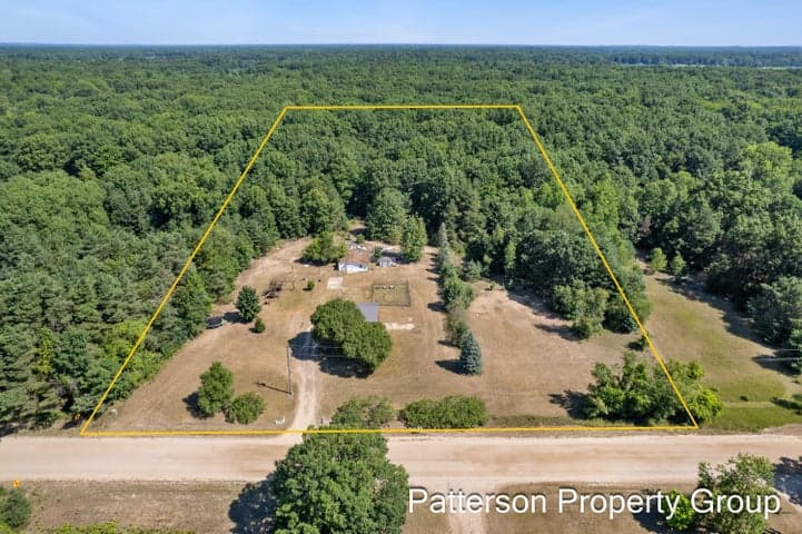 11322 Hall Road, Ravenna, MI 49451