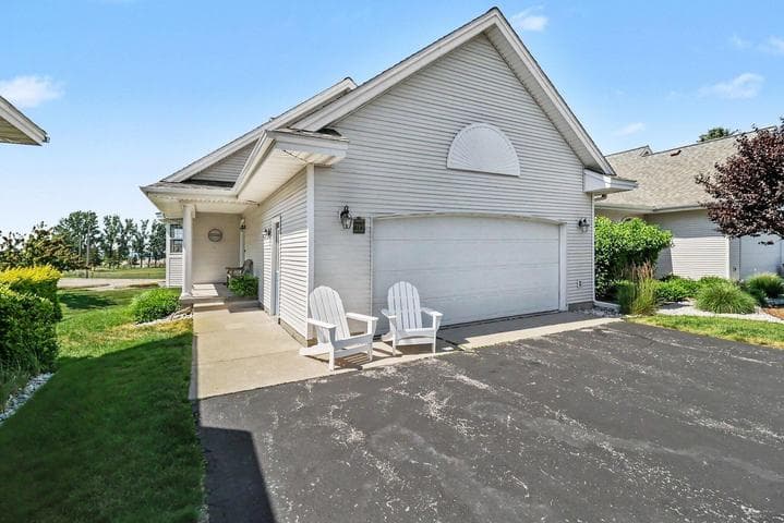 212 Lighthouse Way S, Manistee, MI 49660