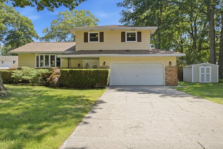 1076 Lancelot Drive, Muskegon, MI 49445