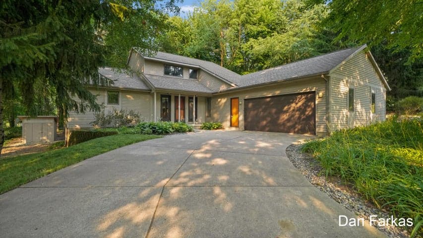 3262 Breckenridge Court NE, Grand Rapids, MI 49525