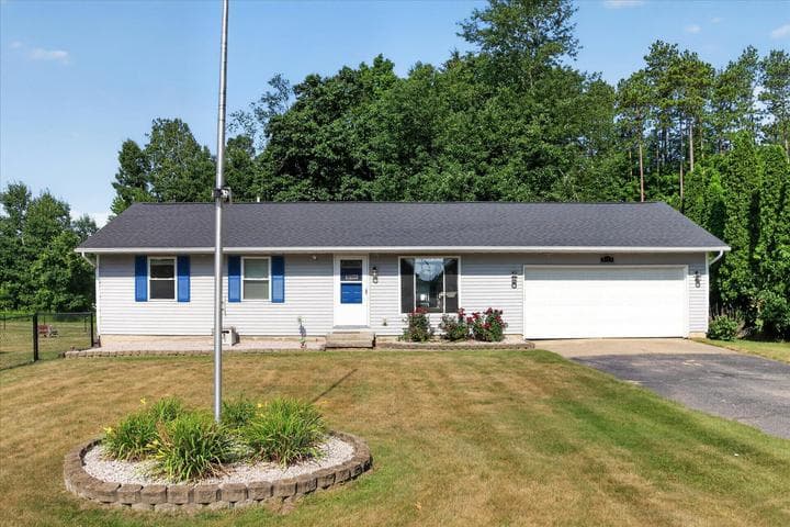 7489 Tiffany Avenue NE, Rockford, MI 49341