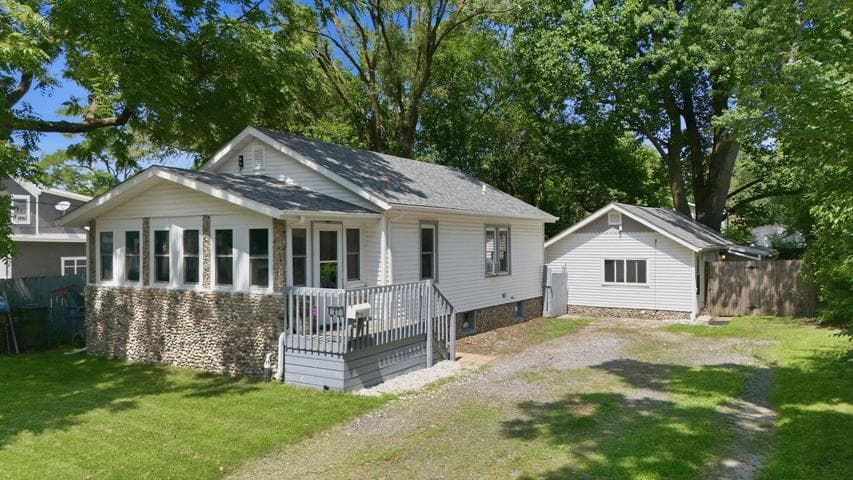 27 S Smith Street, New Buffalo, MI 49117
