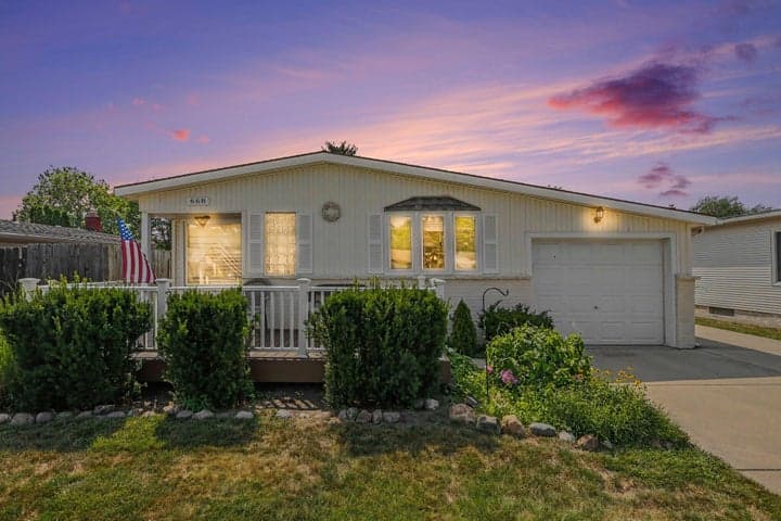668 S Hawthorne Street, Westland, MI 48186