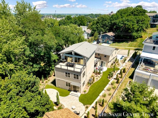 215 S 1st Street, Grand Haven, MI 49417