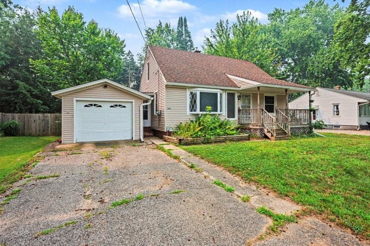 1050 Bloomfield Avenue, Plainwell, MI 49080