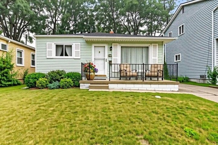 574 E Dallas Avenue, Madison Heights, MI 48071