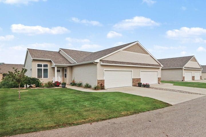 1243 S Village Circle, Kalamazoo, MI 49009