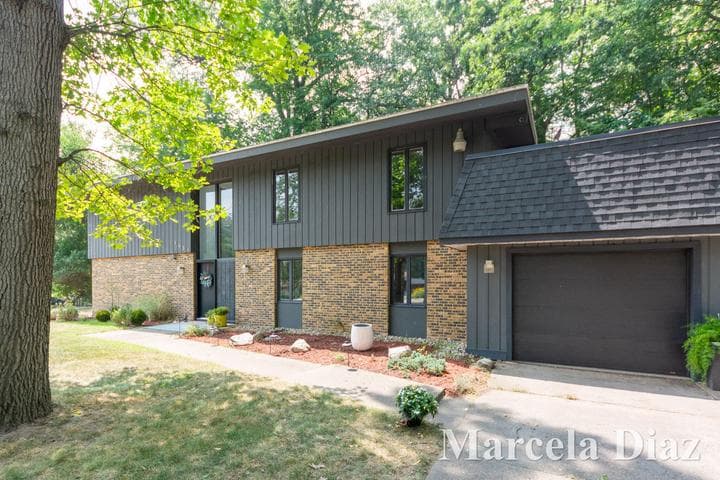 3431 Tricklewood Drive SE, Grand Rapids, MI 49546