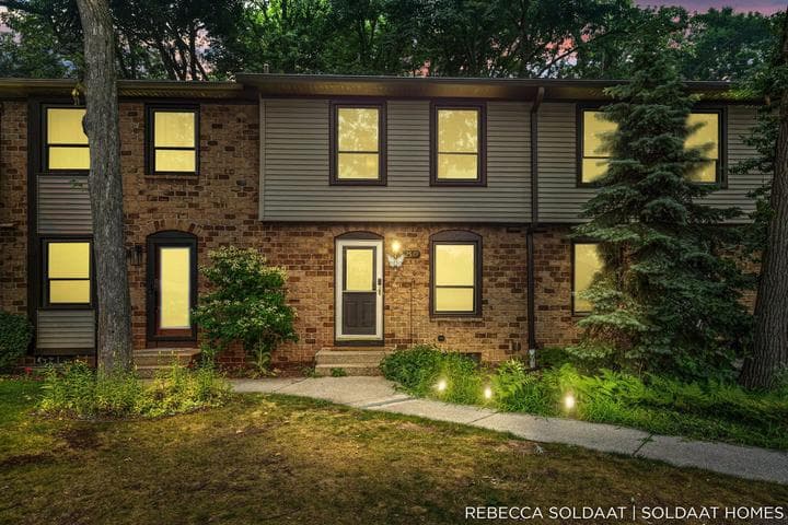 2539 Chatham Woods Drive SE, Grand Rapids, MI 49546