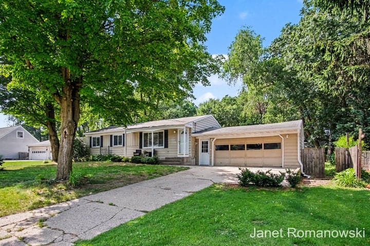11141 Woodbushe Drive SE, Lowell, MI 49331