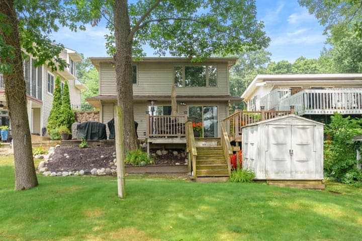 92709 Gravel Lake Drive, Lawton, MI 49065