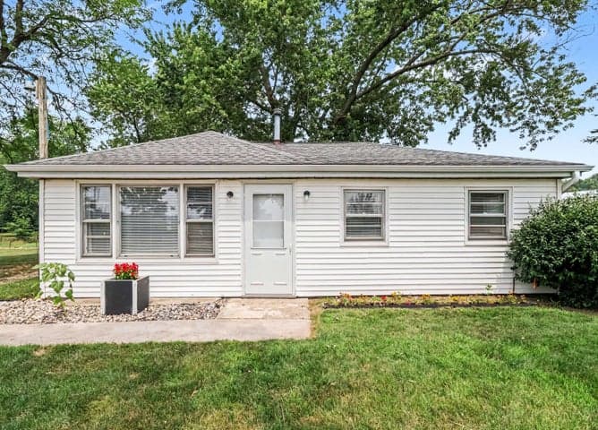 16812 Moorepark Road, Three Rivers, MI 49093