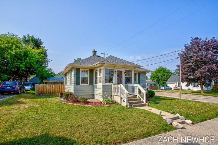 1000 Oaklawn Street NE, Grand Rapids, MI 49505