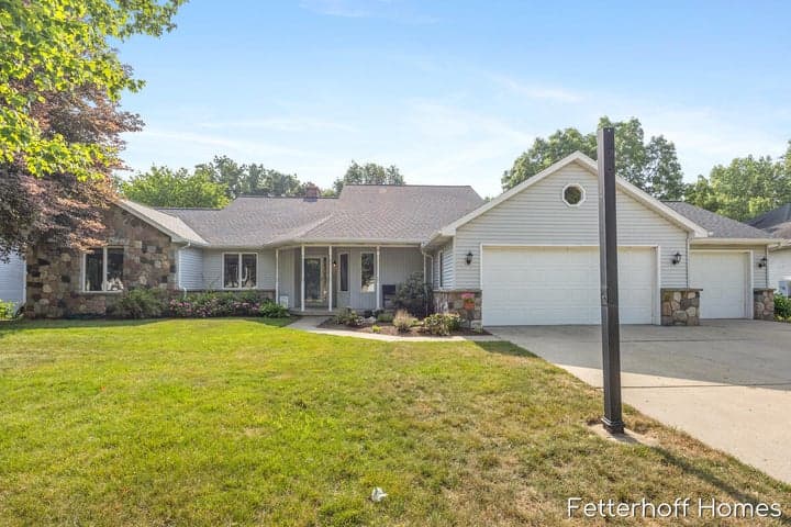 1900 Cherry Run Drive NW, Grand Rapids, MI 49504