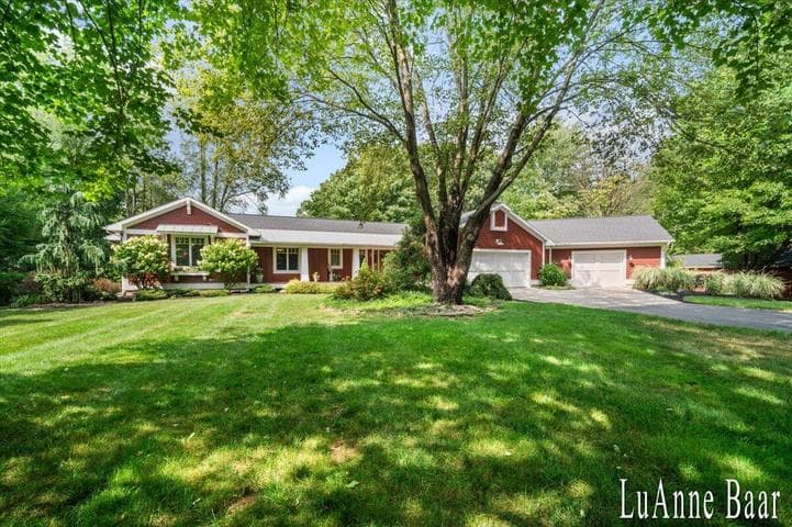 6027 9 Mile Road NE, Rockford, MI 49341