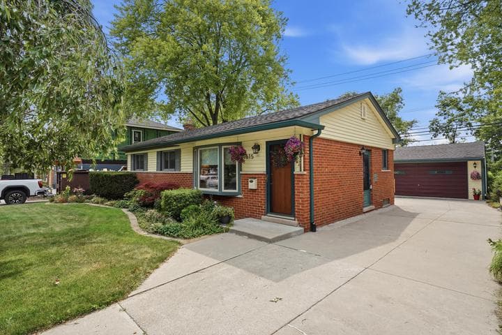 615 Elizabeth Street, Rochester, MI 48307