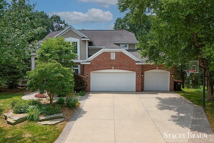 5420 Clemwood Court SE, Ada, MI 49301